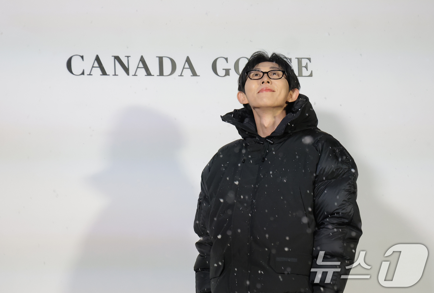 (서울=뉴스1) 권현진 기자 = 프로듀서 코드 쿤스트가 4일 오후 서울 종로구 통의동 재단법인 아름지기에서 열린 캐나다구스 '더 파이오니어링 저니' 쇼케이스에 참석해 포즈를 취하고 …