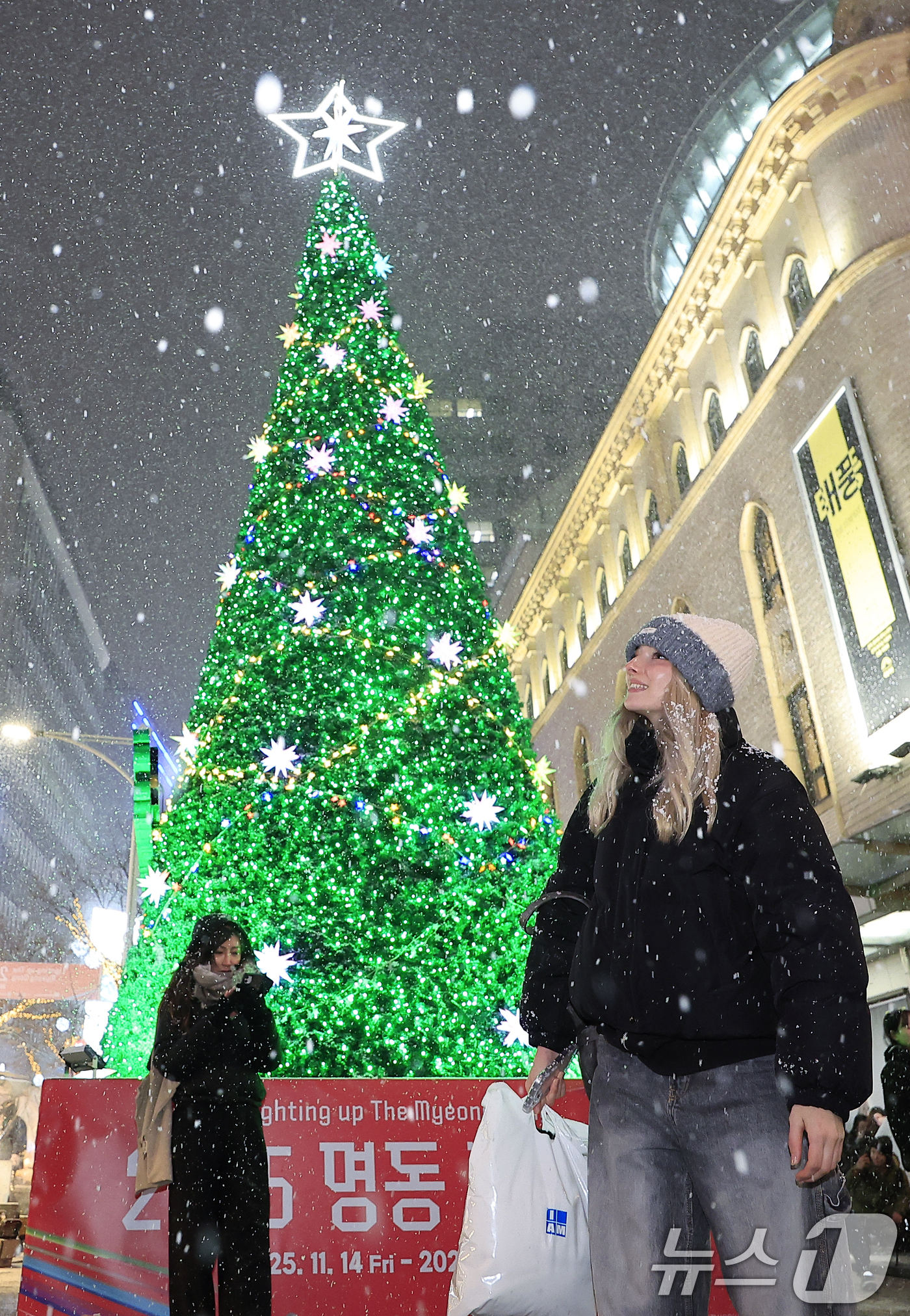 (서울=뉴스1) 박정호 기자 = 첫눈이 내린 4일 오후 서울 중구 명동을 찾은 관광객들이 내리는 눈을 맞으며 즐거워하고 있다.기상청은 "퇴근 시간대 강한 눈이 내릴 가능성이 크다" …