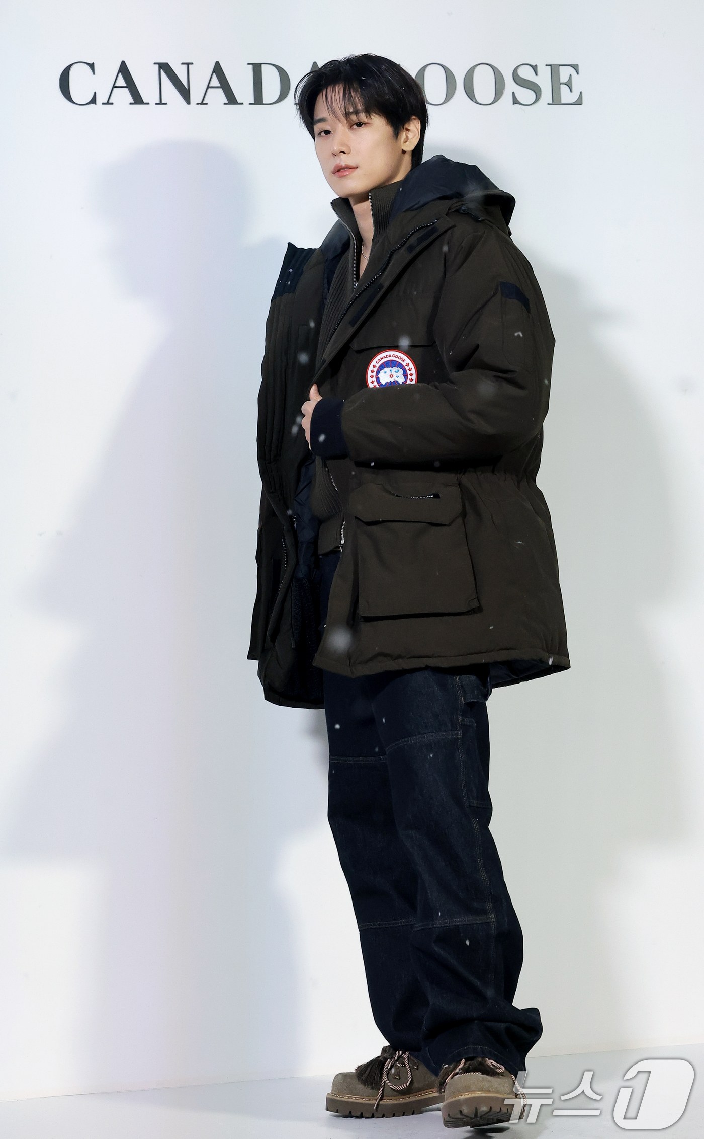 (서울=뉴스1) 권현진 기자 = 더보이즈 주연이 4일 오후 서울 종로구 통의동 재단법인 아름지기에서 열린 캐나다구스 '더 파이오니어링 저니' 쇼케이스에 참석해 포즈를 취하고 있다. …