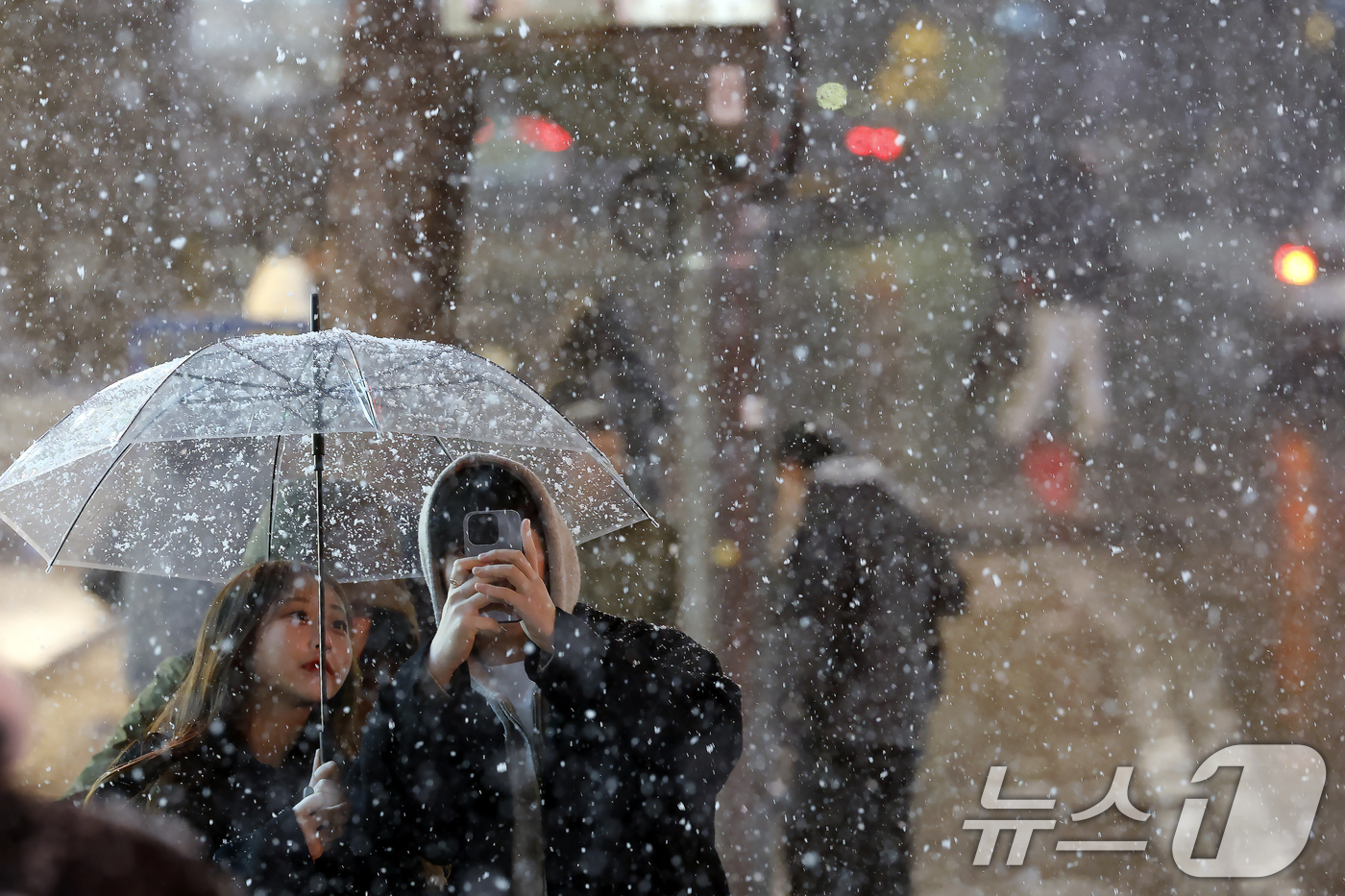 (서울=뉴스1) 박정호 기자 = 첫눈이 내린 4일 오후 서울 중구 명동을 찾은 관광객들이 내리는 눈을 맞으며 즐거운 시간을 보내고 있다.기상청은 "퇴근 시간대 강한 눈이 내릴 가능 …