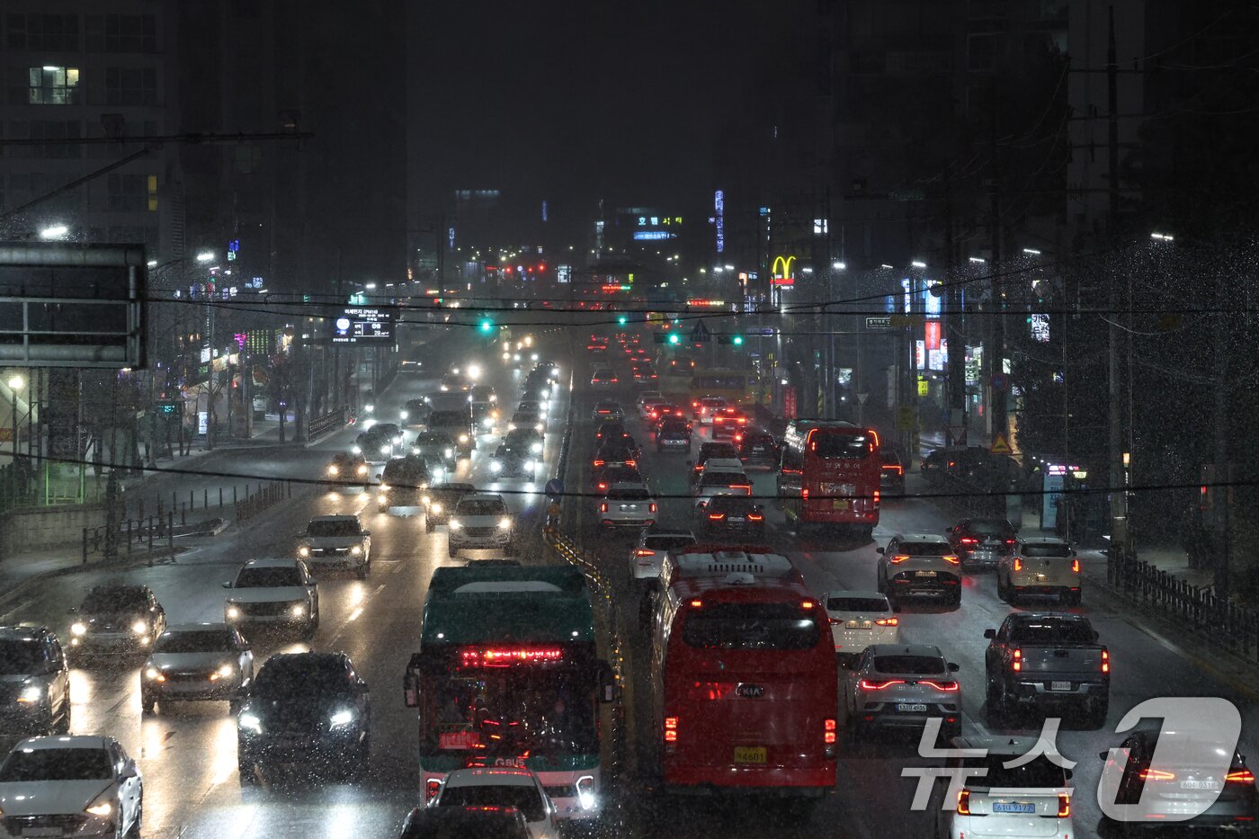 본문 이미지 - 서울 전역을 포함한 수도권에 대설주의보가 내려진 4일 오후 경기 화성시 송화초등학교 인근 경기대로에 많은 눈이 내리고 있다. 2025.12.4/뉴스1 ⓒ News1 김영운 기자