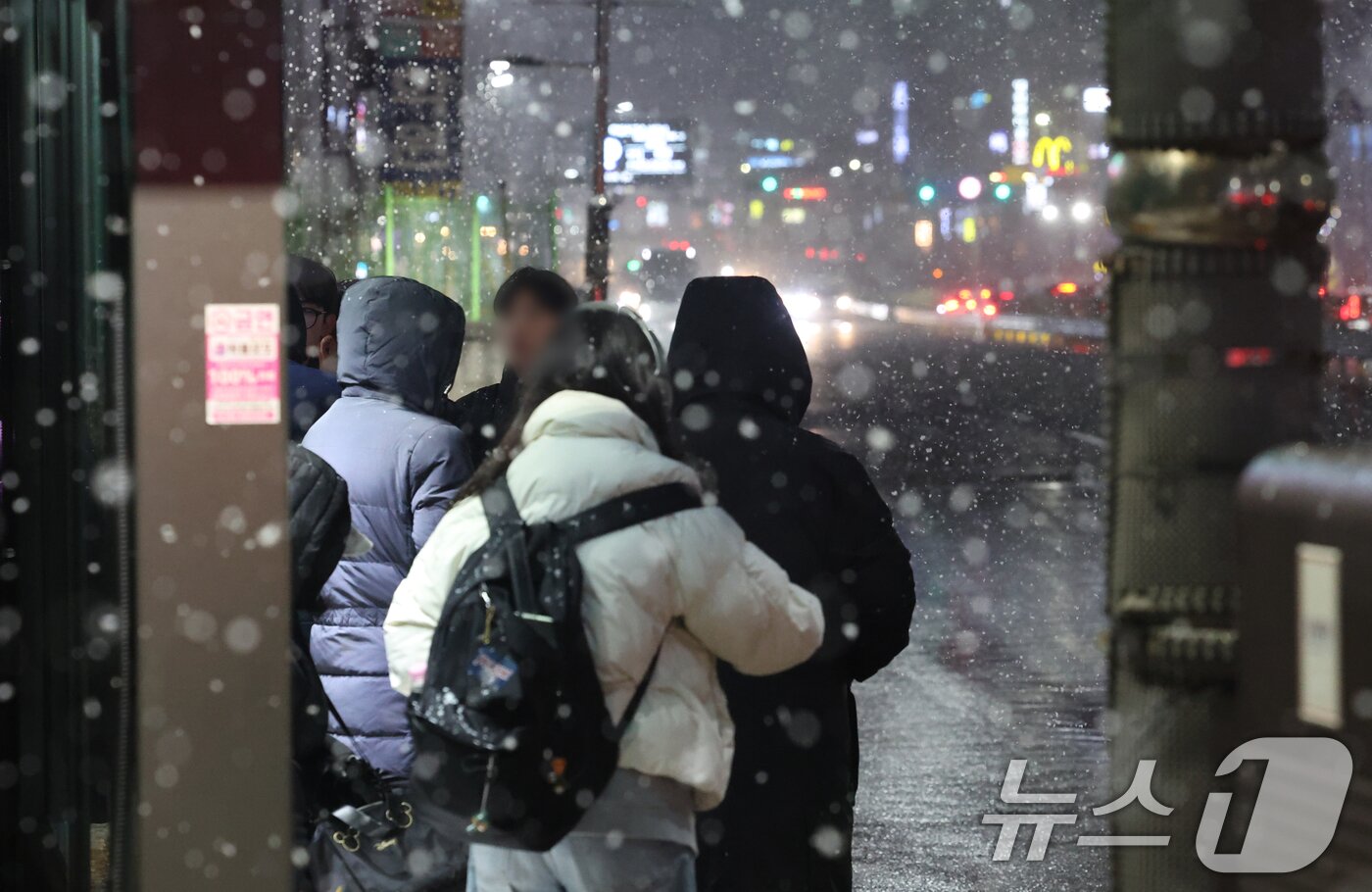 본문 이미지 - 서울 전역을 포함한 수도권에 대설주의보가 내려진 4일 오후 경기 화성시 송화초등학교 인근 경기대로에 많은 눈이 내리고 있다. 2025.12.4/뉴스1 ⓒ News1 김영운 기자