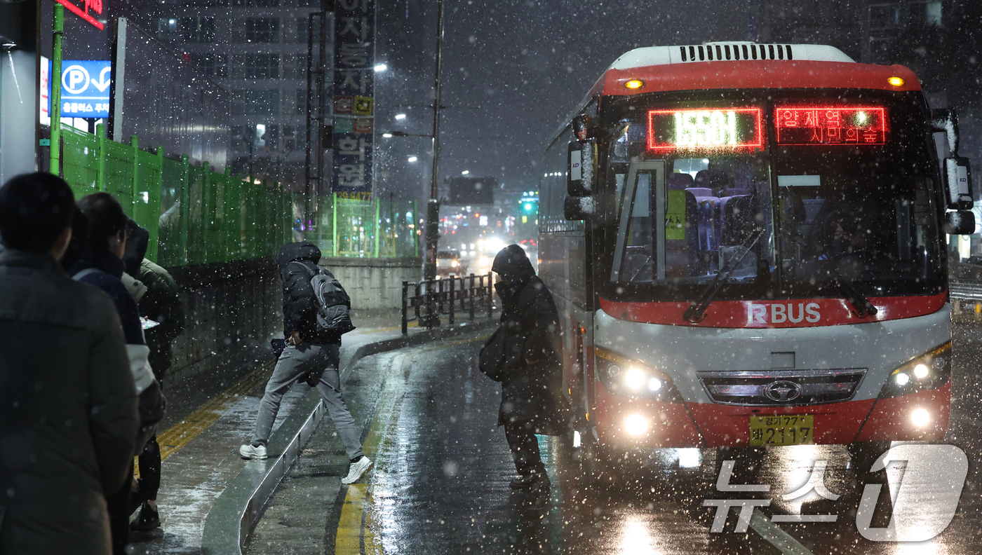 (화성=뉴스1) 김영운 기자 = 서울 전역을 포함한 수도권에 대설주의보가 내려진 4일 오후 경기 화성시 송화초등학교 인근 경기대로에 많은 눈이 내리고 있다. 2025.12.4/뉴스 …
