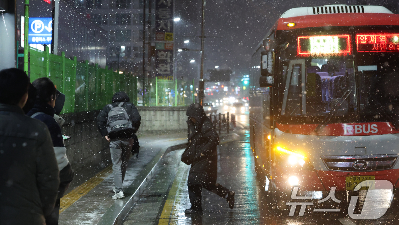 (화성=뉴스1) 김영운 기자 = 서울 전역을 포함한 수도권에 대설주의보가 내려진 4일 오후 경기 화성시 송화초등학교 인근 경기대로에 많은 눈이 내리고 있다. 2025.12.4/뉴스 …