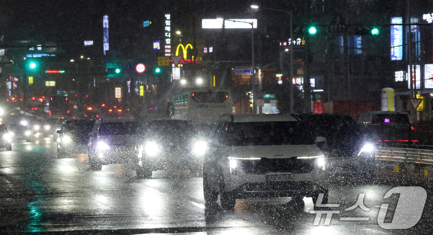 (화성=뉴스1) 김영운 기자 = 서울 전역을 포함한 수도권에 대설주의보가 내려진 4일 오후 경기 화성시 송화초등학교 인근 경기대로에 많은 눈이 내리고 있다. 2025.12.4/뉴스 …