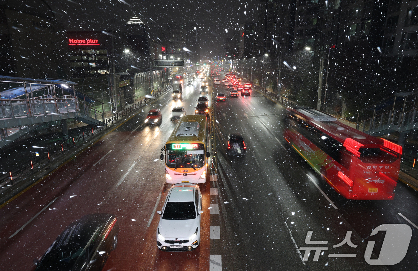 (화성=뉴스1) 김영운 기자 = 서울 전역을 포함한 수도권에 대설주의보가 내려진 4일 오후 경기 화성시 송화초등학교 인근 경기대로에 많은 눈이 내리고 있다. 2025.12.4/뉴스 …