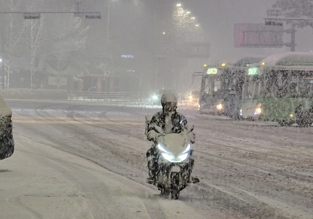 서울 첫눈 폭설 속 '배달 중'