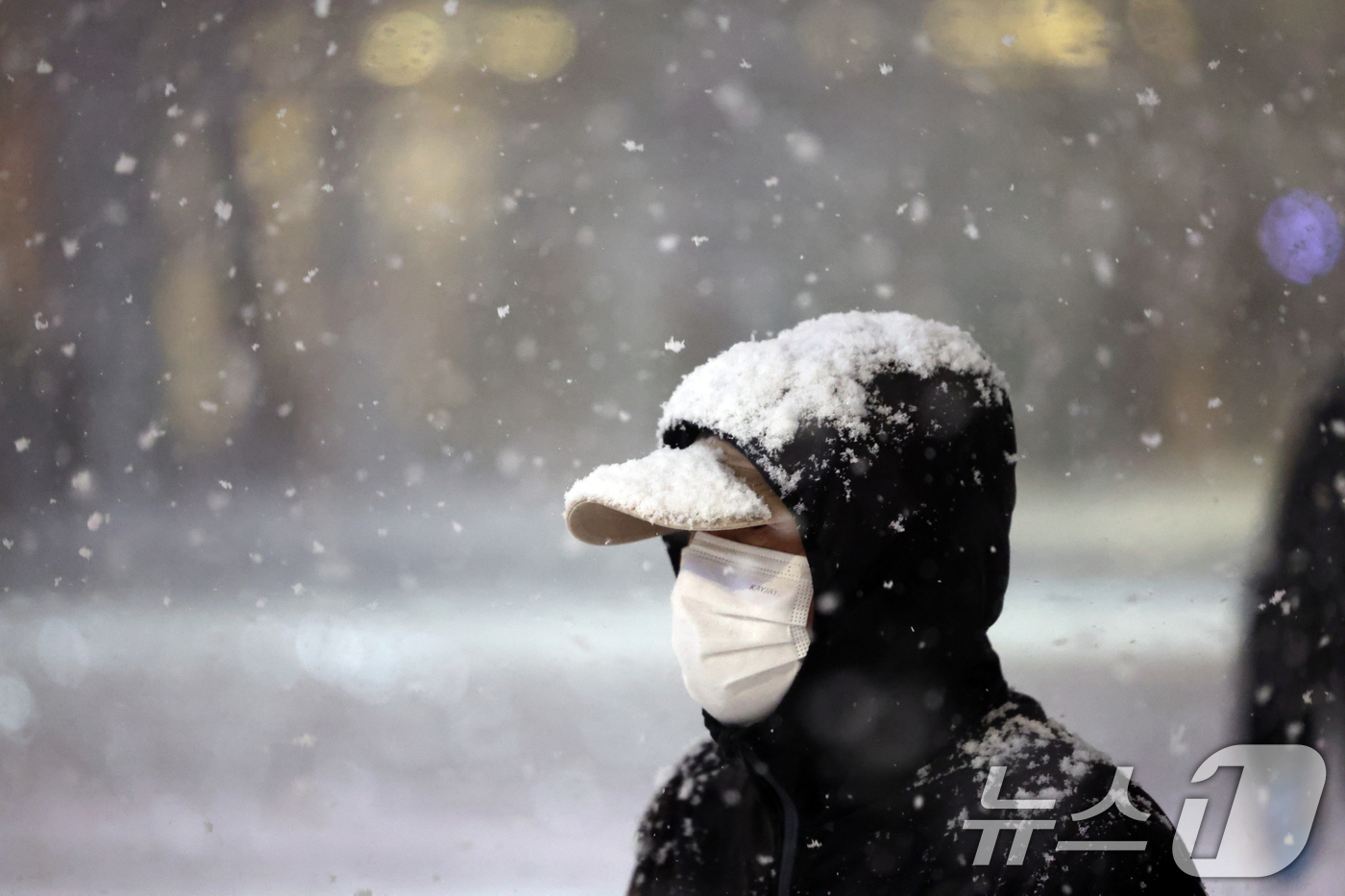 (서울=뉴스1) 황기선 기자 = 첫눈이 내린 4일 오후 서울 광화문 네거리에서 퇴근길 시민들이 발걸음을 재촉하고 있다.행정안전부는 이날 서울, 인천, 경기, 강원 등 4개 시도에 …