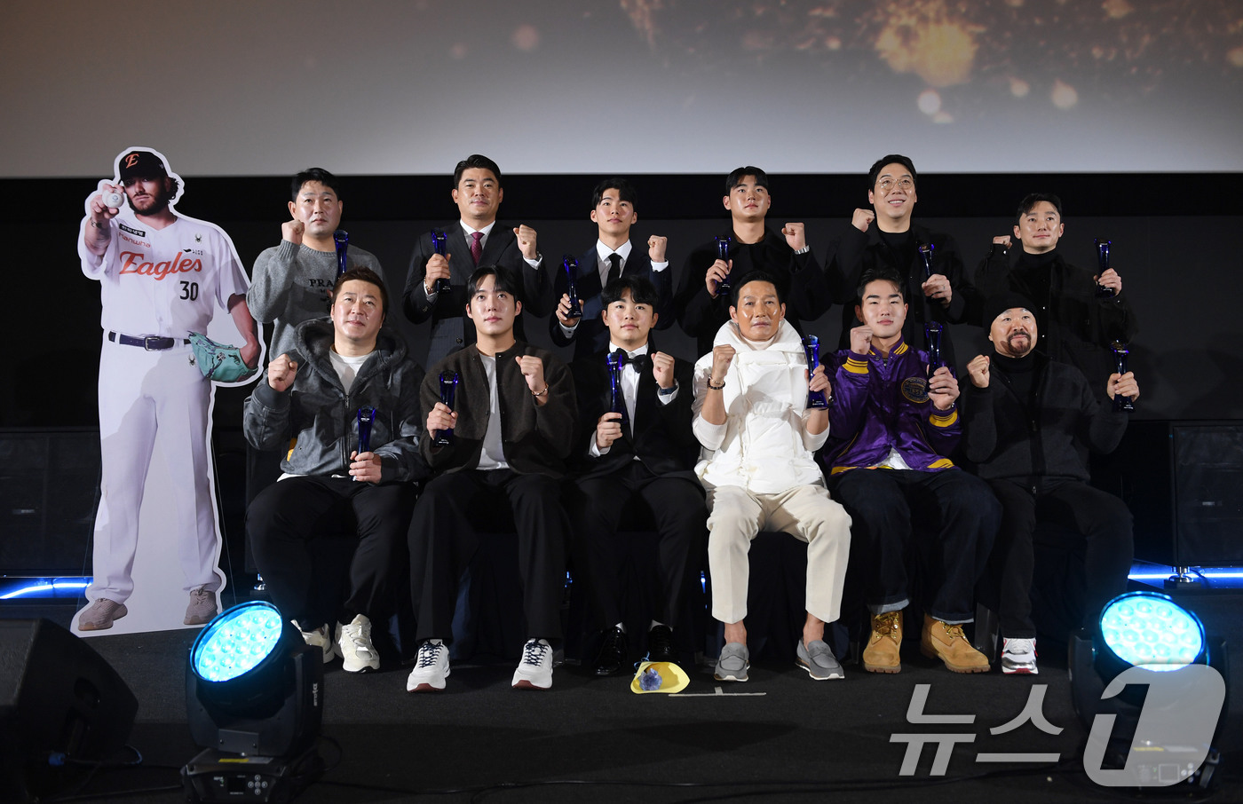 (서울=뉴스1) = 4일 서울 영등포구 타임스퀘어 CGV 영등포 스크린X관에서 열린 '제39회 스포츠서울 올해의 상'에서 수상자들이 기념촬영을 하고 있다. 윗줄 왼쪽부터 올해의 선 …