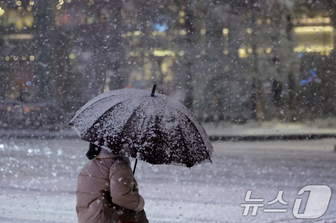 (서울=뉴스1) 황기선 기자 = 첫눈이 내린 4일 오후 서울 광화문 네거리에서 퇴근길 시민들이 발걸음을 재촉하고 있다.행정안전부는 이날 서울, 인천, 경기, 강원 등 4개 시도에 …