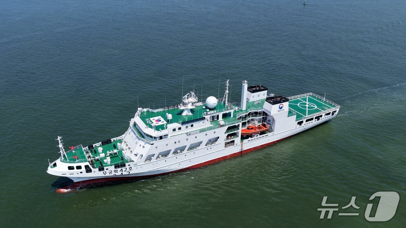 본문 이미지 - 4500톤급 대형 국가어업지도선 무궁화 42호&#40;해양수산부 제공&#41;