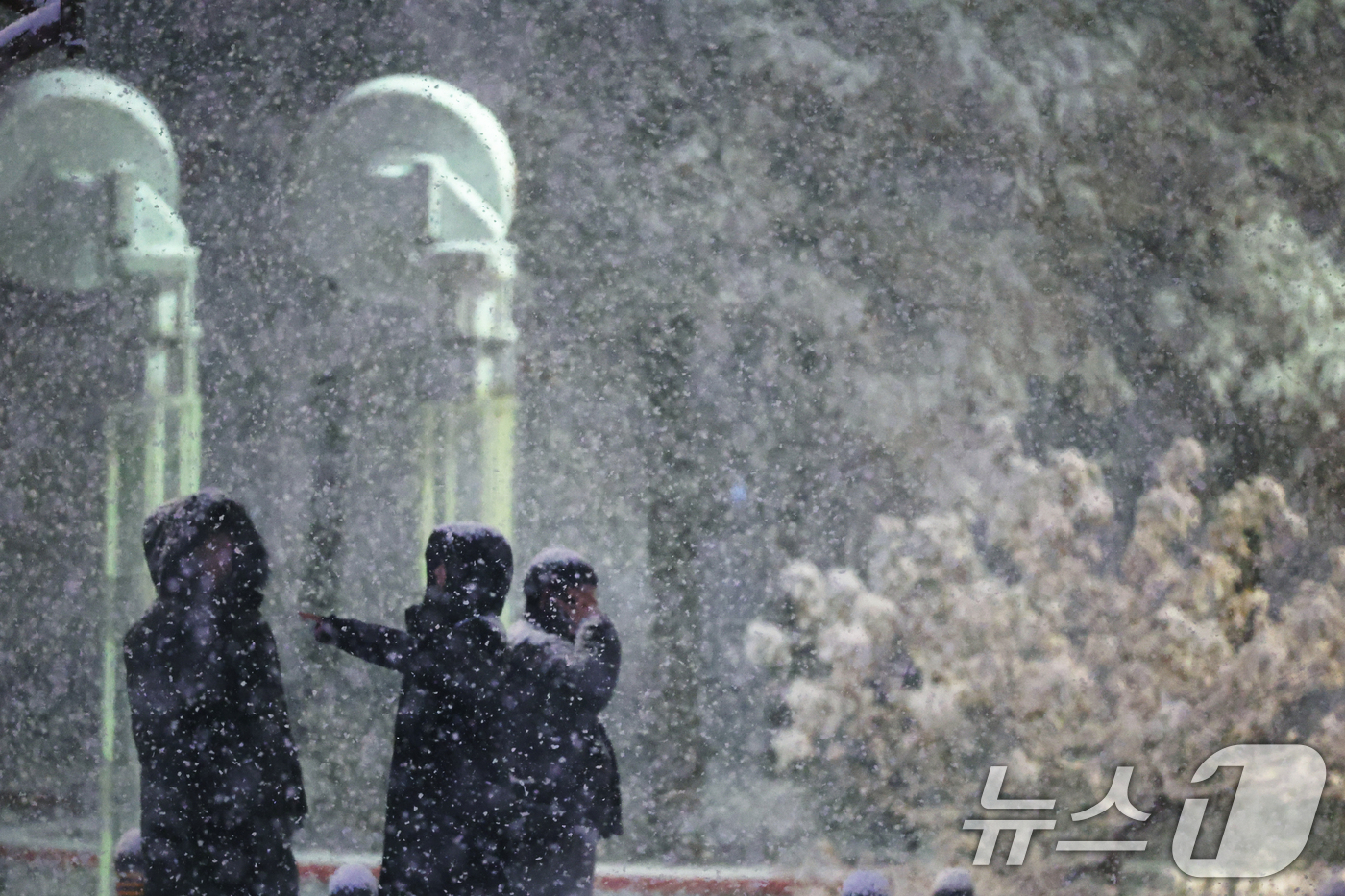 (서울=뉴스1) 황기선 기자 = 첫눈이 내린 4일 오후 서울 광화문 네거리에서 퇴근길 시민들이 발걸음을 재촉하고 있다.행정안전부는 이날 서울, 인천, 경기, 강원 등 4개 시도에 …