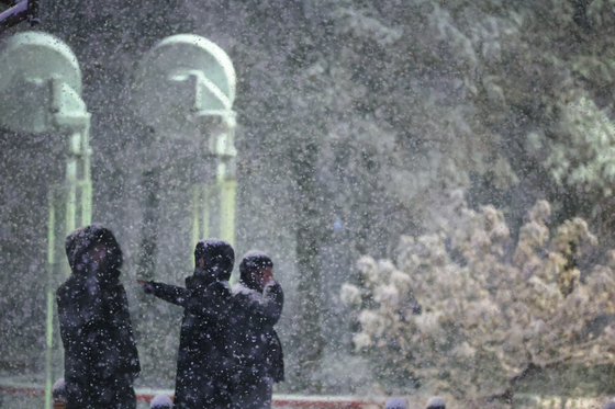 퇴근길 '폭설급 첫눈'