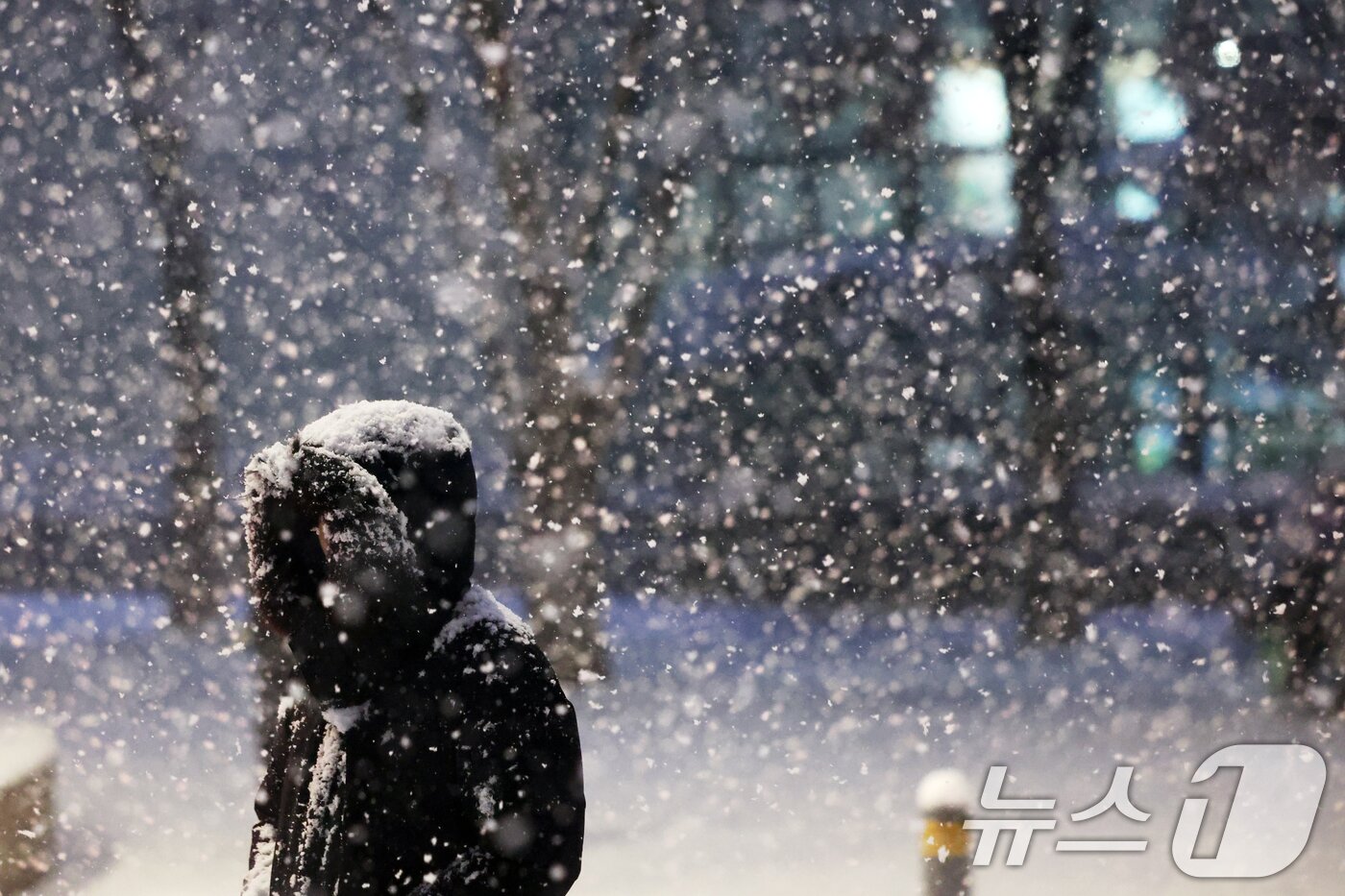 본문 이미지 - 첫눈이 내린 4일 오후 서울 광화문 네거리에서 퇴근길 시민들이 발걸음을 재촉하고 있다. 행정안전부는 이날 서울, 인천, 경기, 강원 등 4개 시도에 &#39;대설 특보&#39;를 발효했다. 2025.12.4/뉴스1 ⓒ News1 황기선 기자