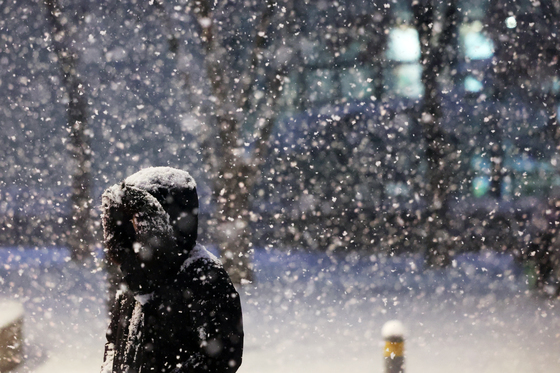 퇴근길 '폭설급 첫눈'
