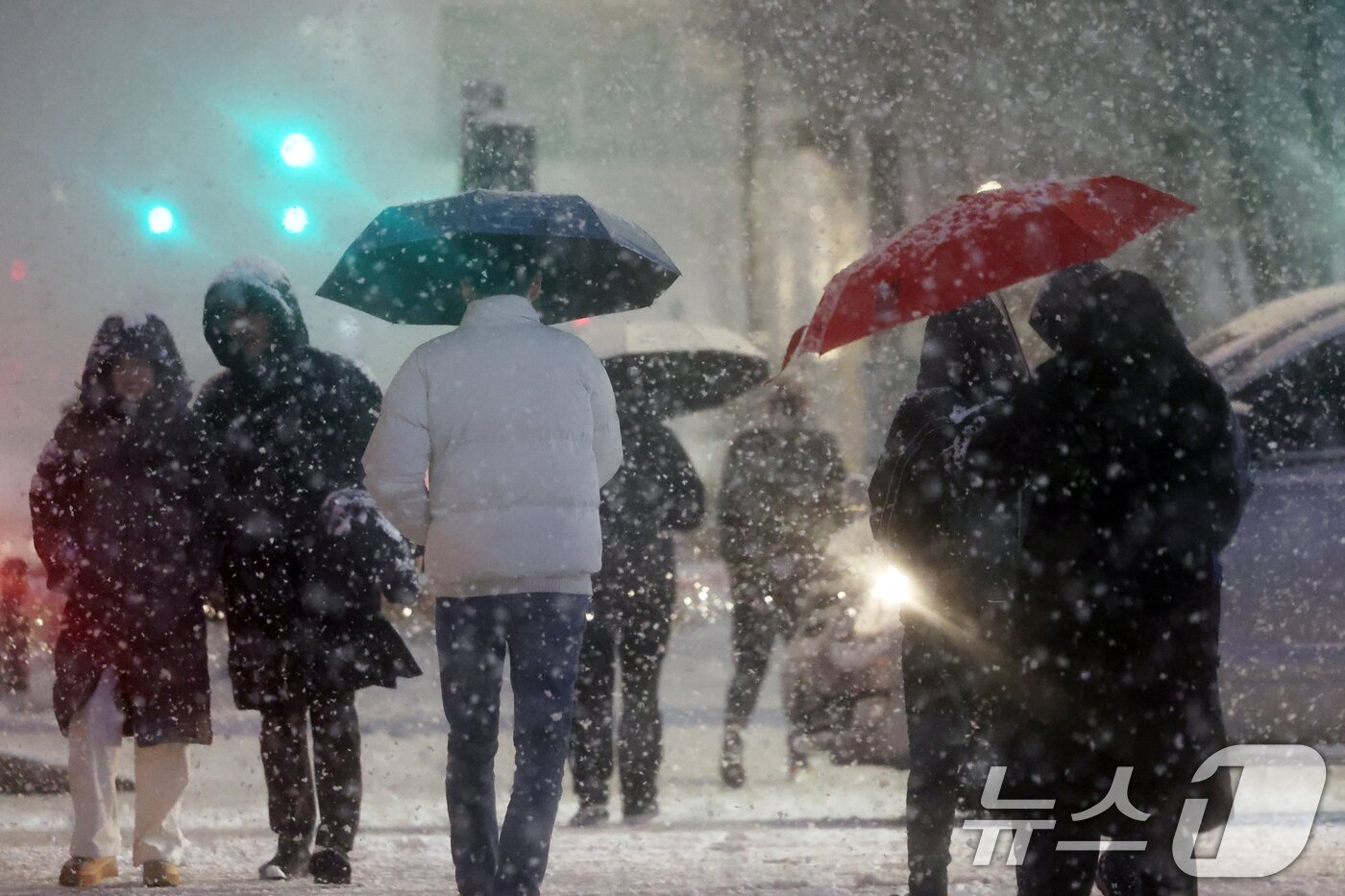 본문 이미지 - 첫눈이 내린 4일 오후 서울 광화문 네거리에서 퇴근길 시민들이 발걸음을 재촉하고 있다. 행정안전부는 이날 서울, 인천, 경기, 강원 등 4개 시도에 '대설 특보'를 발효했다. 2025.12.4/뉴스1 ⓒ News1 황기선 기자