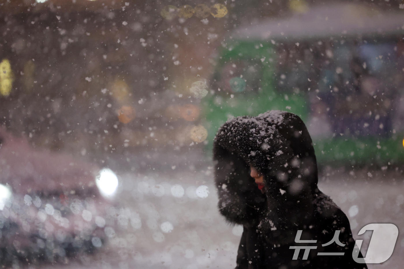 (서울=뉴스1) 황기선 기자 = 첫눈이 내린 4일 오후 서울 광화문 네거리에서 퇴근길 시민들이 발걸음을 재촉하고 있다.행정안전부는 이날 서울, 인천, 경기, 강원 등 4개 시도에 …