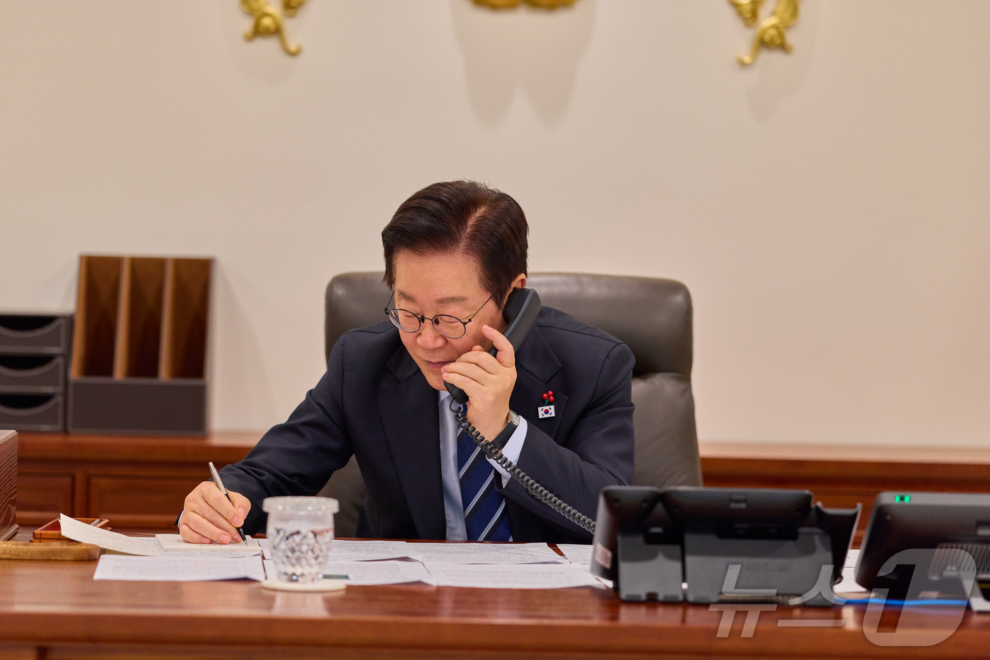 (서울=뉴스1) 이재명 기자 = 이재명 대통령이 4일 서울 용산 대통령실 청사에서 니쿠쇼르 다니엘 단 루마니아 대통령과 전화 통화를 하고 있다. (대통령실 제공. 재판매 및 DB …