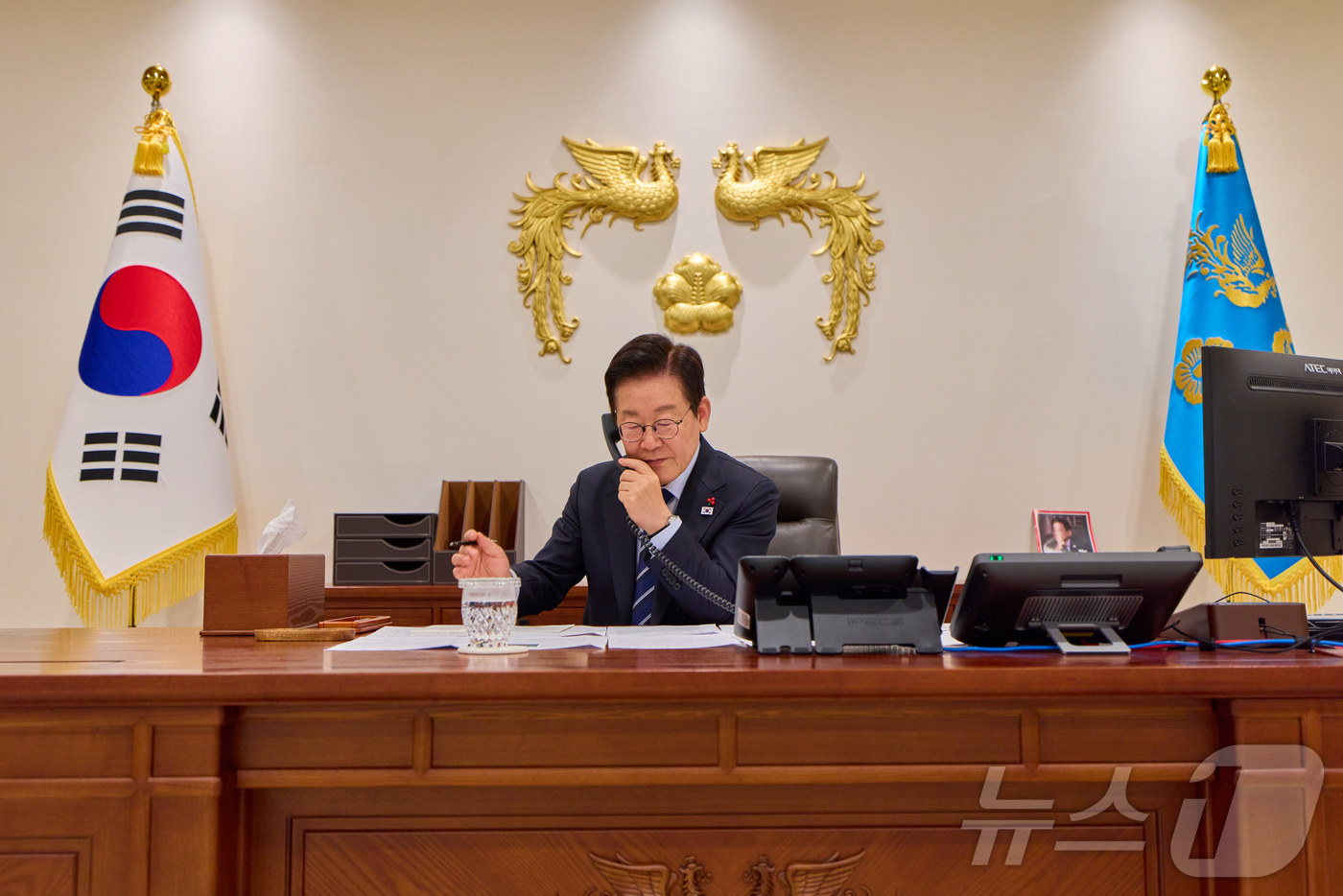 (서울=뉴스1) 이재명 기자 = 이재명 대통령이 4일 서울 용산 대통령실 청사에서 니쿠쇼르 다니엘 단 루마니아 대통령과 전화 통화를 하고 있다. (대통령실 제공. 재판매 및 DB …