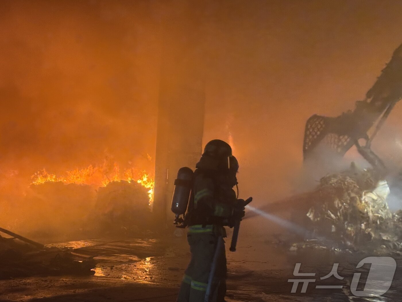 본문 이미지 - 4일 오후 6시31분쯤 제주시 노형동 자원순환관리시설에서 화재가 발생해 소방당국이 ‘대응 1단계‘를 발령하고 진압 중이다.(제주도소방안전본부 제공. 재판매 및 DB금지) 2025.12.4/뉴스1 