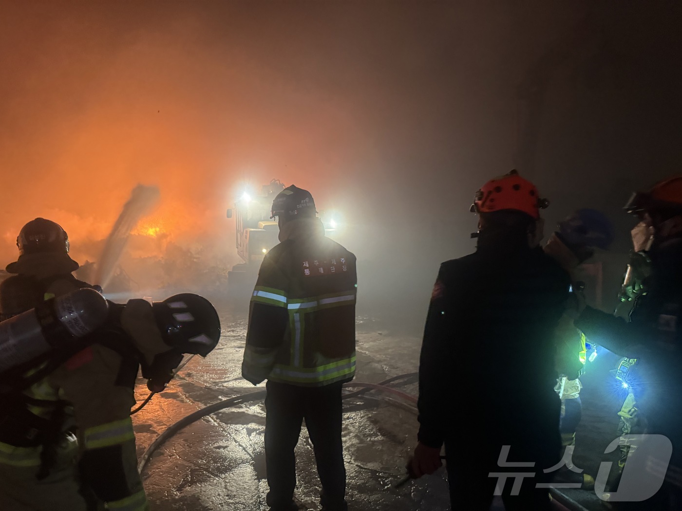 (제주=뉴스1) 홍수영 기자 = 4일 오후 6시31분쯤 제주시 노형동 자원순환관리시설에서 화재가 발생해 소방당국이 ‘대응 1단계‘를 발령하고 진압 중이다.(제주도소방안전본부 제공. …