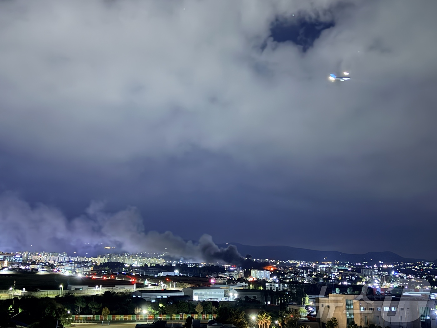 (제주=뉴스1) 홍수영 기자 = 4일 오후 6시31분쯤 제주시 노형동 자원순환관리시설에서 화재가 발생해 검은 연기가 치솟고 있다.(독자 제공. 재판매 및 DB금지) 2025.12. …