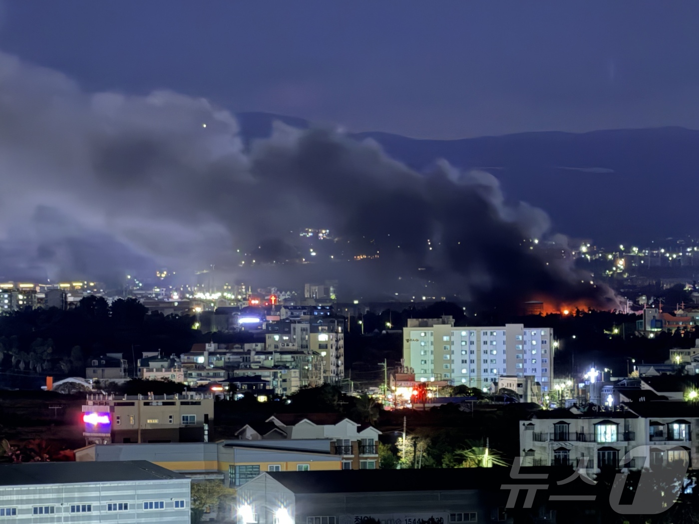 (제주=뉴스1) 홍수영 기자 = 4일 오후 6시31분쯤 제주시 노형동 자원순환관리시설에서 화재가 발생해 검은 연기가 치솟고 있다.(독자 제공. 재판매 및 DB금지) 2025.12. …