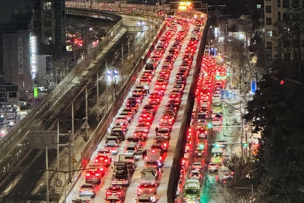 '첫눈' 서울에 첫 대설 재난문자…갓길에 주차 후 도로 탈출(종합)