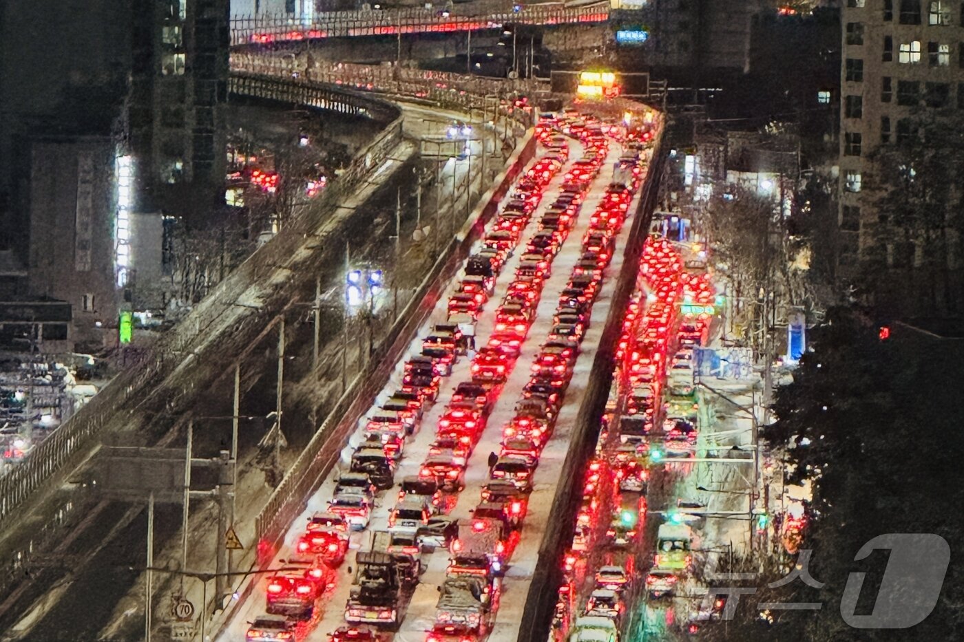 본문 이미지 - 폭설이 내린 4일 서울 내부순환로 정릉램프 인근에서 차들이 서행하고 있다. 이날 내린 폭설로 오후 7시를 기해 내부순환로 전구간 진입이 통제됐다. 2025.12.4/뉴스1 ⓒ News1 신웅수 기자