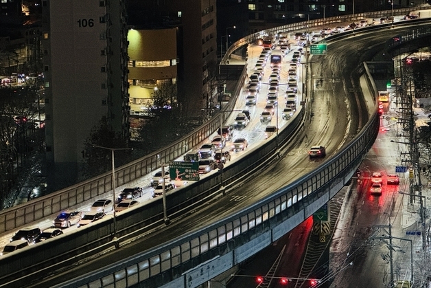 폭설로 꽉 막힌 내부순환로