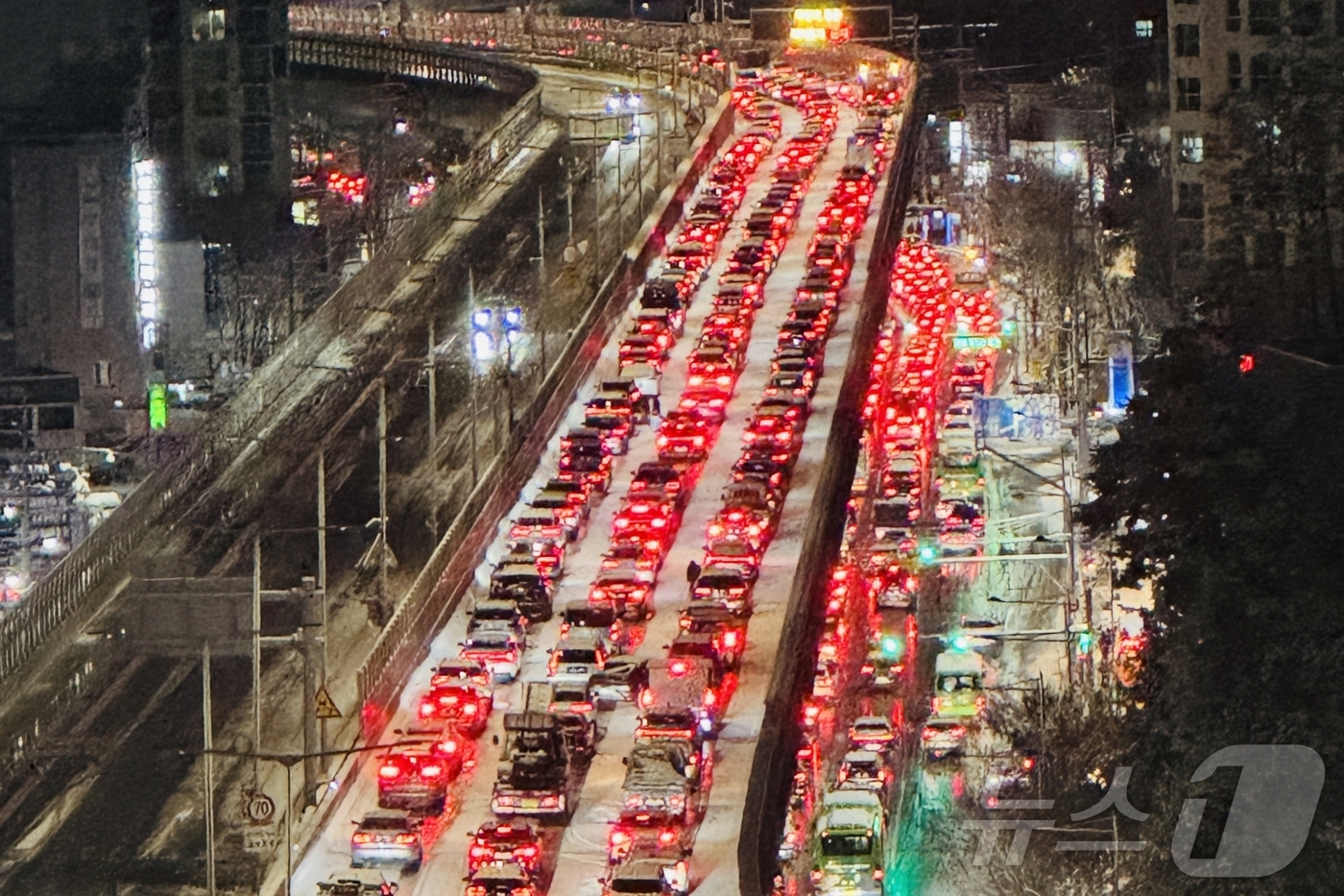 (서울=뉴스1) 신웅수 기자 = 폭설이 내린 4일 서울 내부순환로 정릉램프 인근에서 차들이 서행하고 있다.이날 내린 폭설로 오후 7시를 기해 내부순환로 전구간 진입이 통제됐다. 2 …