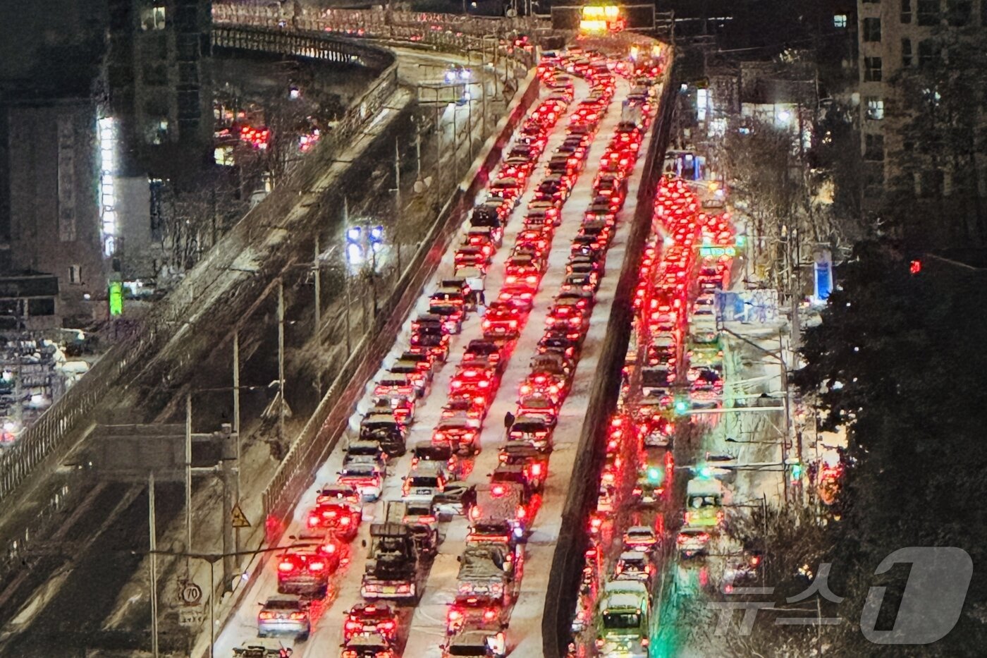 본문 이미지 - 폭설이 내린 4일 서울 내부순환로 정릉램프 인근에서 차들이 서행하고 있다. 이날 내린 폭설로 오후 7시를 기해 내부순환로 전구간 진입이 통제됐다. 2025.12.4/뉴스1 ⓒ News1 신웅수 기자