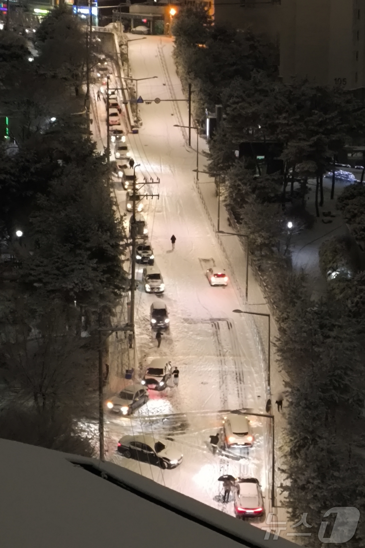(서울=뉴스1) 신웅수 기자 = 4일 서울 성북구의 한 언덕길에서 폭설로 쌓인 눈에 양방향 차량이 움직이지 못하고 있다. 2025.12.4/뉴스1