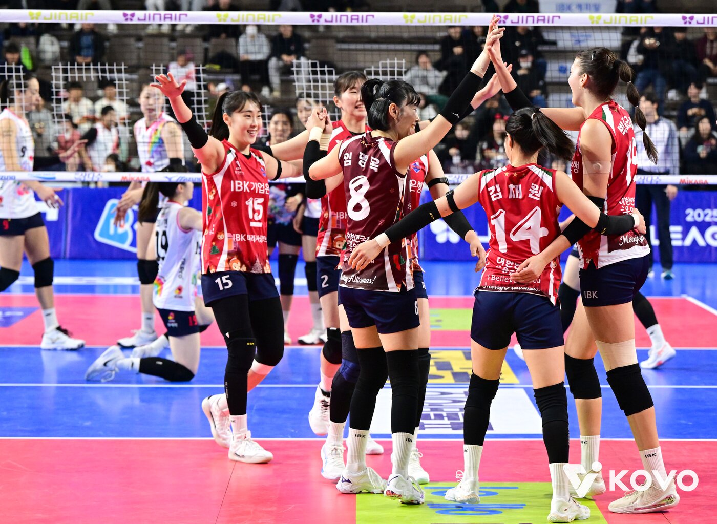 본문 이미지 - 13연속 득점을 올리며 역대 연속 최다 득점 기록을 경신한 IBK 기업은행. &#40;KOVO 제공&#41;