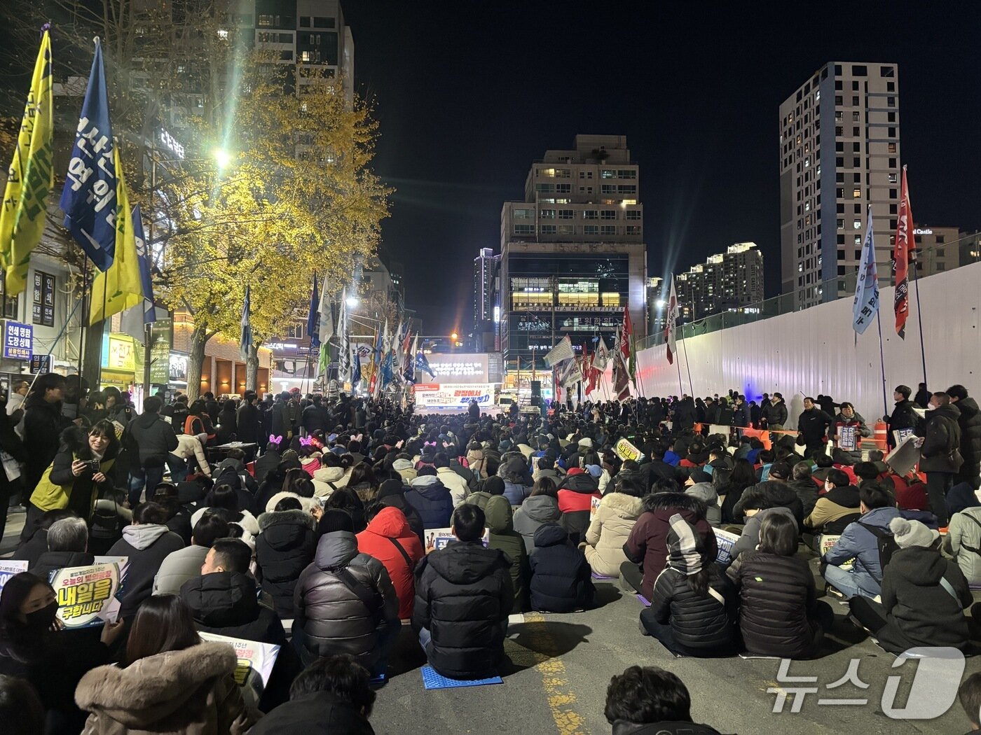 본문 이미지 - '내란 청산·사회 대개혁 부산시민대회:다시만난 광장, 출동! 응원봉' 모습 2025.12.4 ⓒ 뉴스1 홍윤 기자