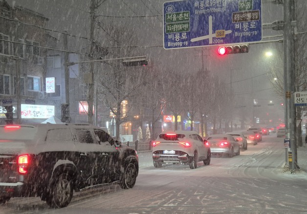'폭설'에 차 버리고 탈출…퇴근길 교통 정체 몸살(종합)