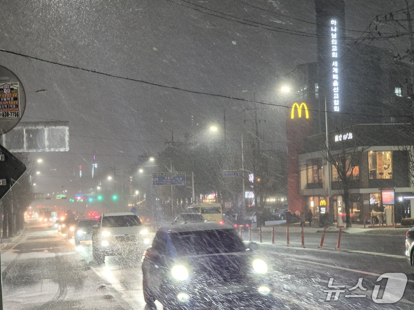 본문 이미지 - 경기 대부분 지역에 대설주의보가 발효된 4일 오후 남양주시 일대에 많은 눈이  내리고 있다.2025.12.04/뉴스1 양희문 기자