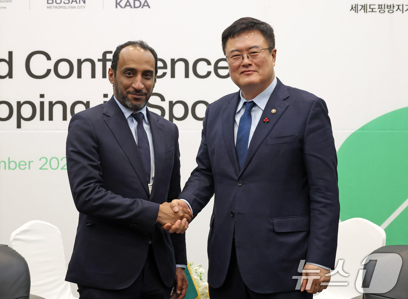 (서울=뉴스1) = 김대현 문화체육관광부 제2차관이 4일 부산 해운대구 벡스코에서 압둘아지즈 알마사이드 사우디아라비아 스포츠부 차관과 악수하고 있다.  (문화체육관광부 제공. 재판 …