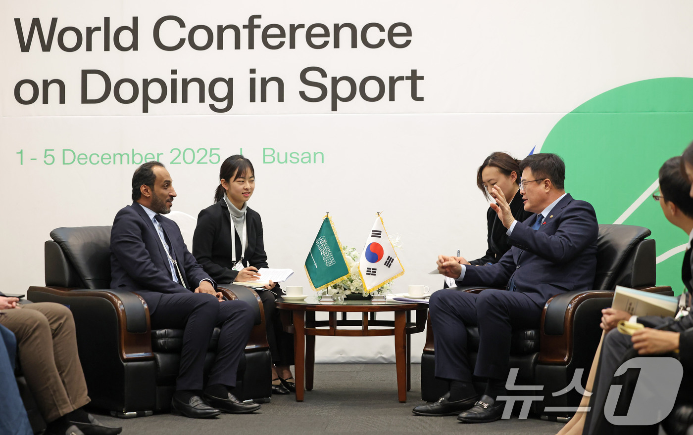 (서울=뉴스1) = 김대현 문화체육관광부 제2차관이 4일 부산 해운대구 벡스코에서 압둘아지즈 알마사이드 사우디아라비아 스포츠부 차관과 면담을 하고 있다.  (문화체육관광부 제공. …