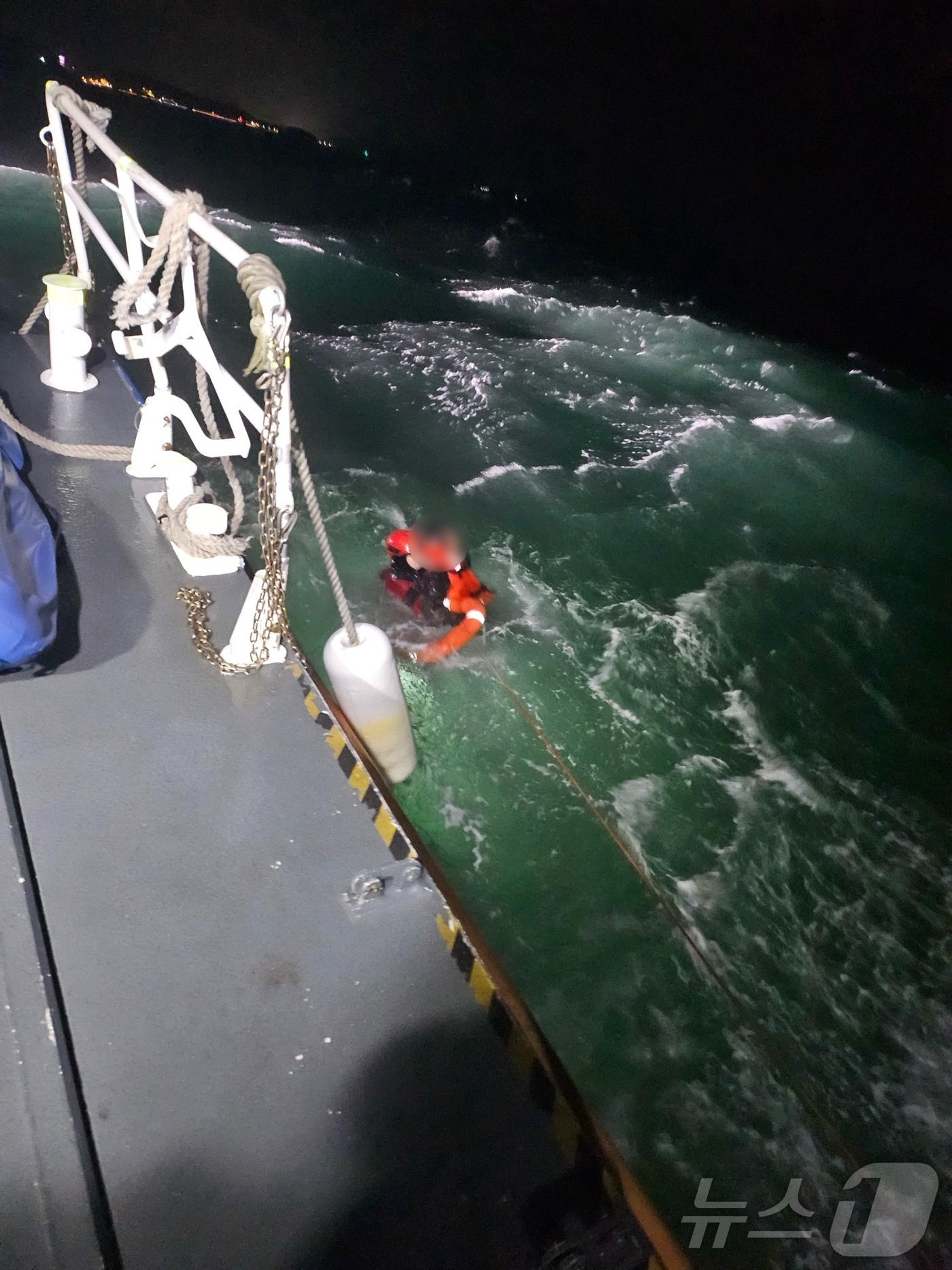 (태안=뉴스1) 김낙희 기자 = 4일 오후 오후 6시 20분께 충남 태안 천리포 북서방 약 2.5km 해상에서 전복된 어선의 선원이 경비함으로 구조되고 있다. (태안해경 제공. 재 …