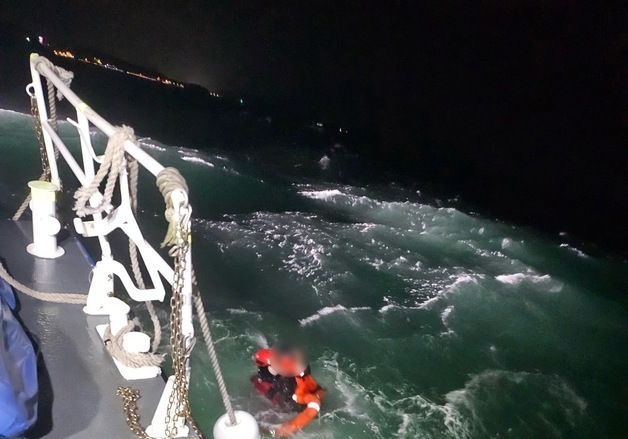 경비함으로 구조되는 태안 전복 어선 선원