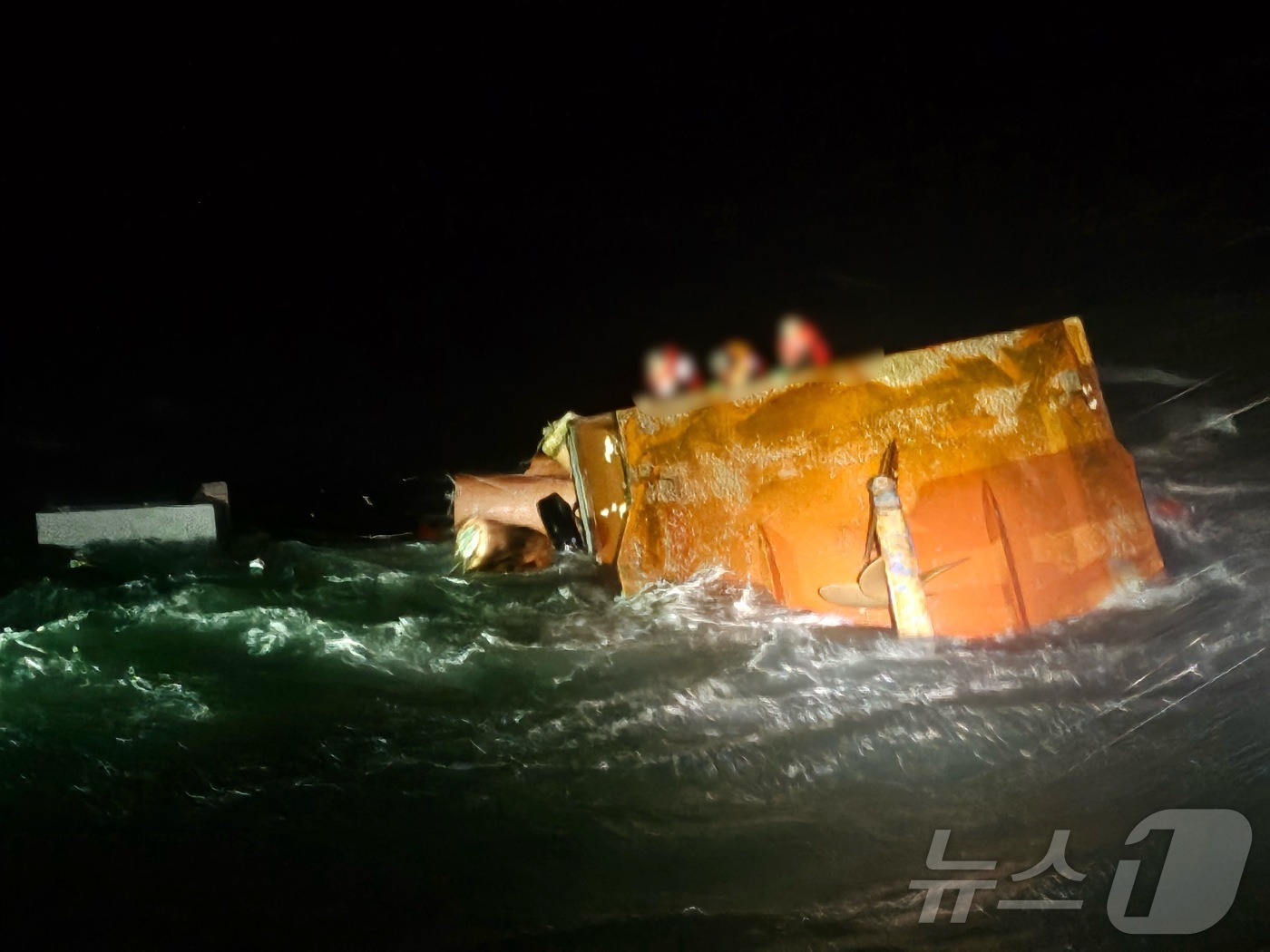 (태안=뉴스1) 김낙희 기자 = 4일 오후 오후 6시 20분께 충남 태안 천리포 북서방 약 2.5km 해상에서 전복된 어선의 선원들이 구조를 기다리고 있다.(태안해경 제공. 재판매 …