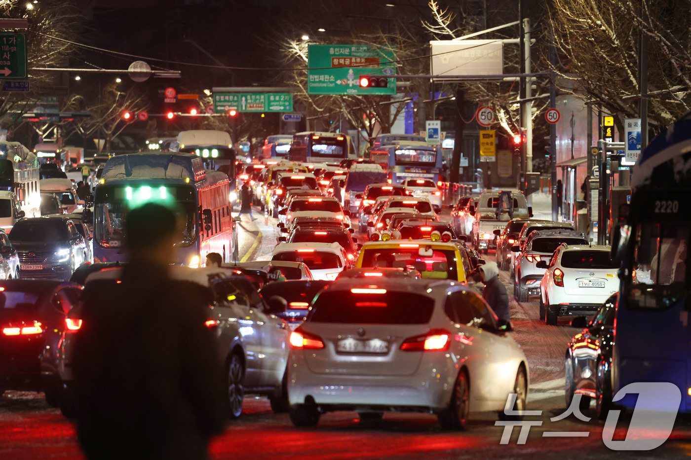 (서울=뉴스1) 이광호 기자 = 폭설이 내린 4일 오후 서울 종로구 안국동 도로의 차량들이 눈길에 큰 정체를 빚고 있다.  2025.12.4/뉴스1