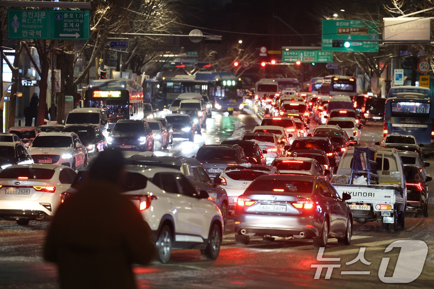 (서울=뉴스1) 이광호 기자 = 폭설이 내린 4일 오후 서울 종로구 안국동 도로의 차량들이 눈길에 큰 정체를 빚고 있다. 2025.12.4/뉴스1