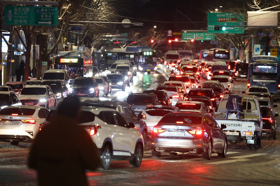 폭설에 꽉 막힌 도로