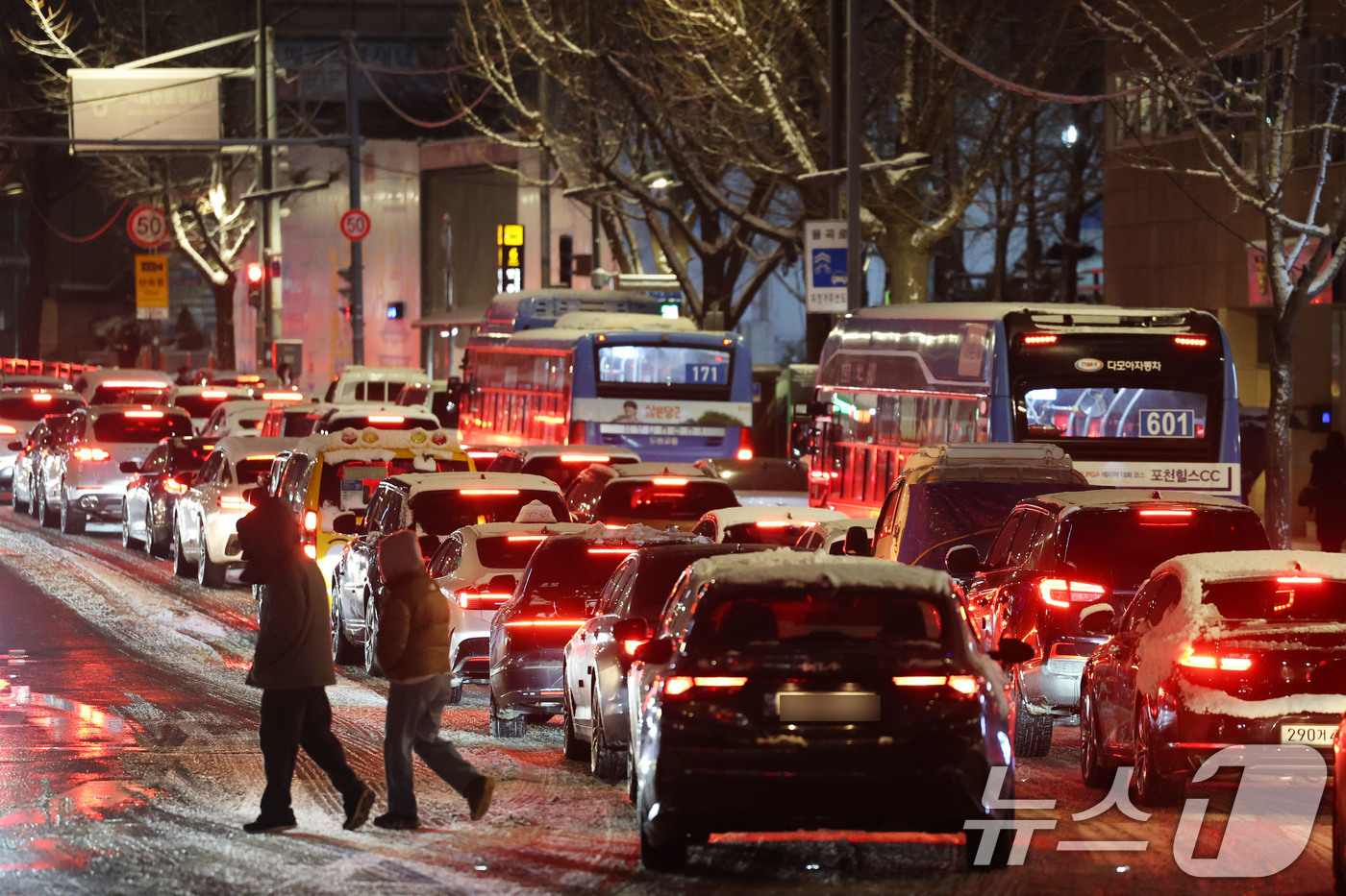(서울=뉴스1) 이광호 기자 = 폭설이 내린 4일 오후 서울 종로구 안국동 도로의 차량들이 눈길에 큰 정체를 빚고 있다. 2025.12.4/뉴스1