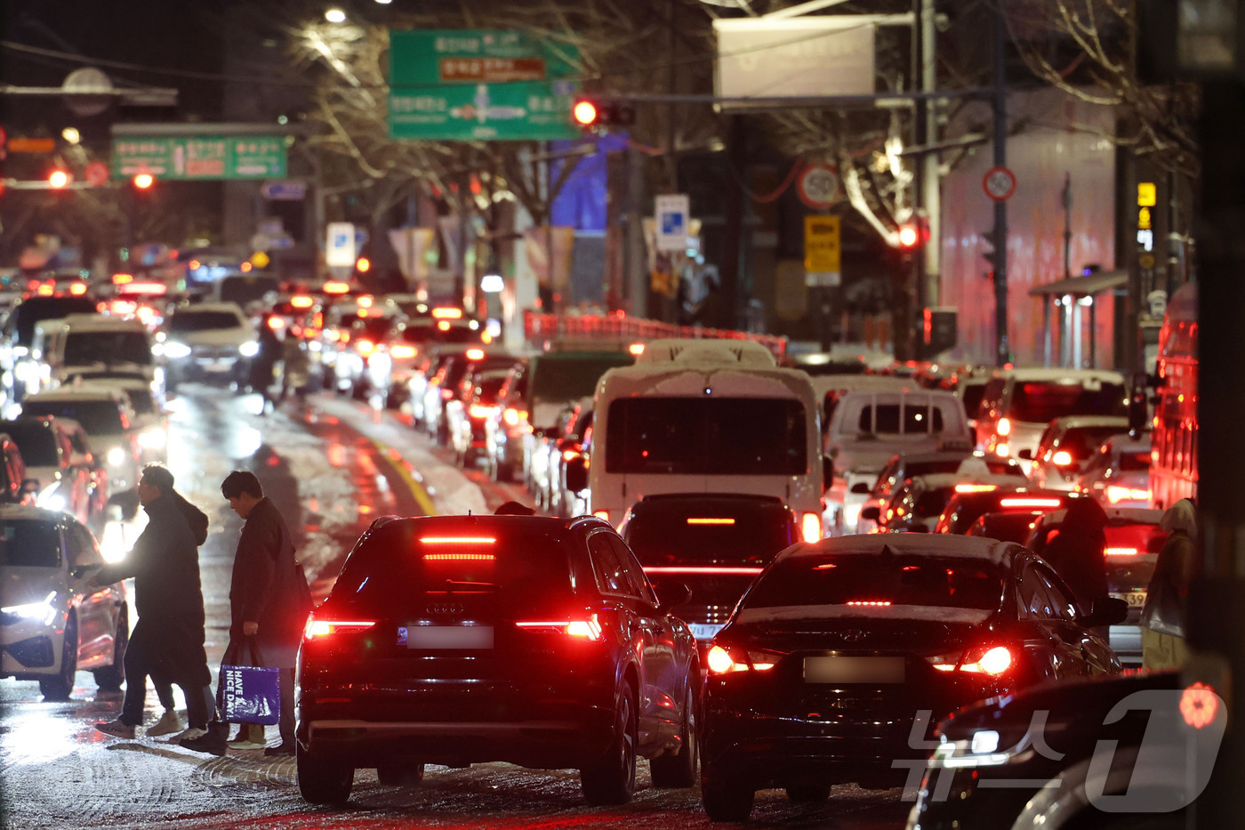 (서울=뉴스1) 이광호 기자 = 폭설이 내린 4일 오후 서울 종로구 안국동 도로의 차량들이 눈길에 큰 정체를 빚고 있다. 2025.12.4/뉴스1