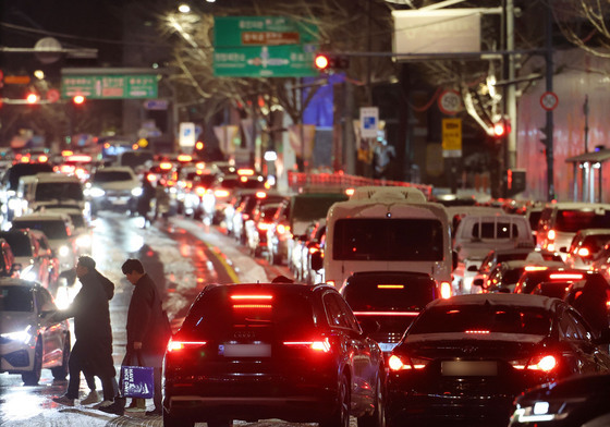 폭설에 도로 마비