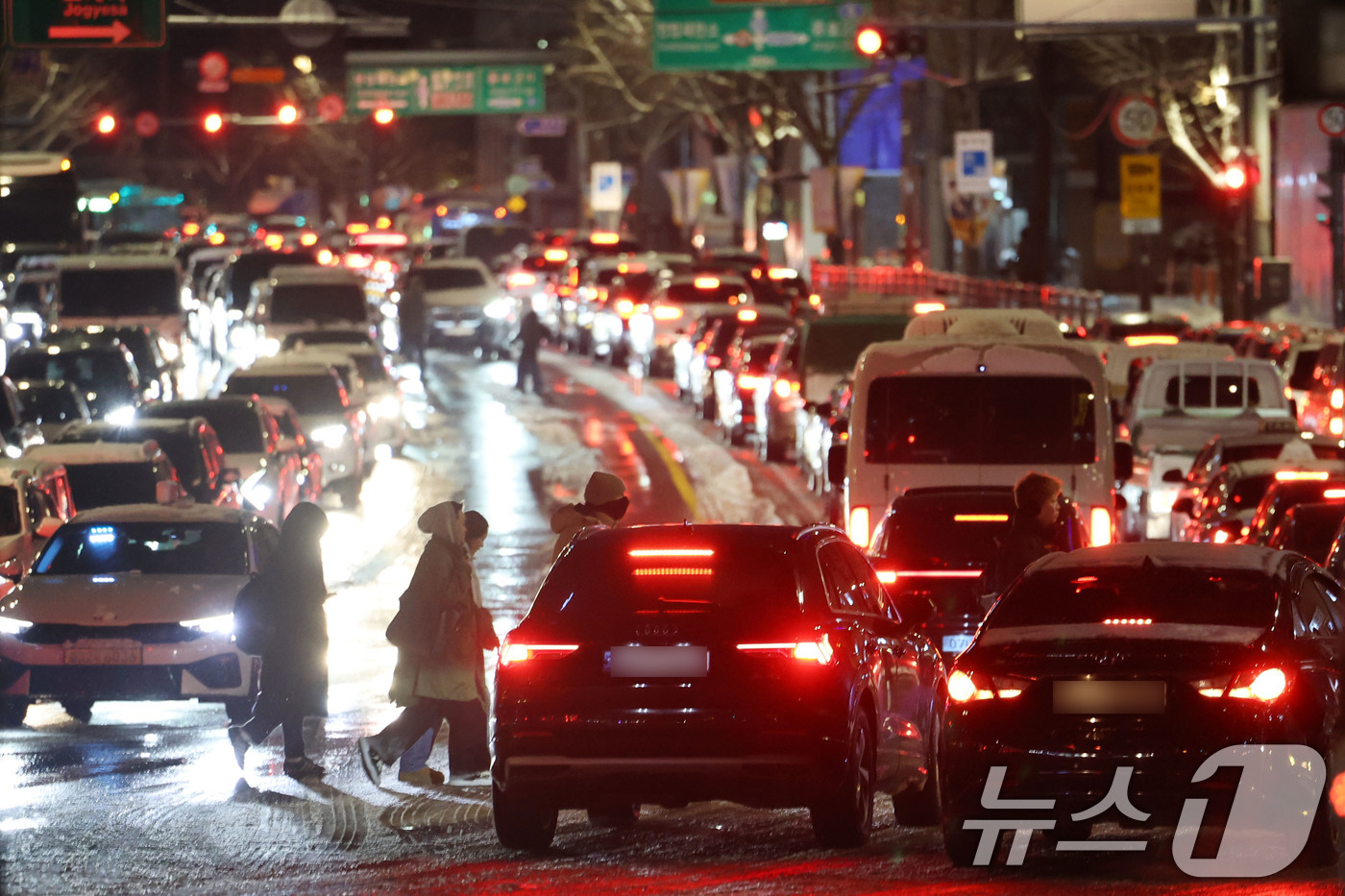 (서울=뉴스1) 이광호 기자 = 폭설이 내린 4일 오후 서울 종로구 안국동 도로의 차량들이 눈길에 큰 정체를 빚고 있다. 2025.12.4/뉴스1