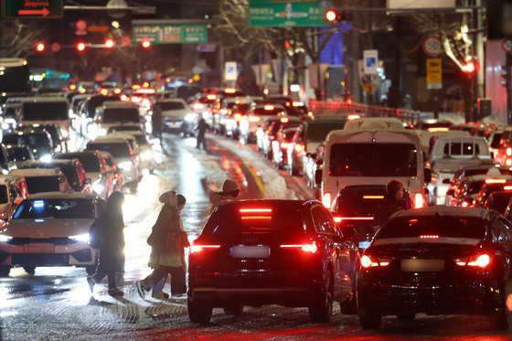 기습폭설에 도로 마비